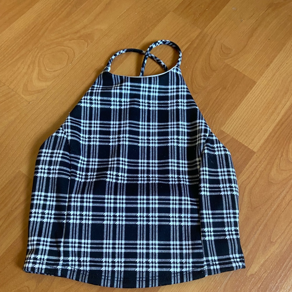 BLACK AND WHITE SHIRT CROP